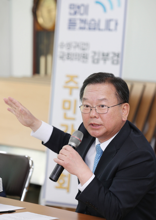 김부겸 더불어민주당 의원이 지난 5월 7일 오후 대구 수성구 황금1동 행정복지센터에서 열린 의정보고회 및 주민간담회에서 주민들의 질문에 답하고 있다. 매일신문 DB