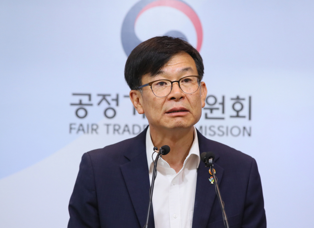 신임 청와대 정책실장에 임명된 김상조 공정거래위원장이 21일 세종시 정부세종청사 공정거래위원회에서 이임식을 마친 뒤 기자들과 간담회를 갖고 있다. 연합뉴스