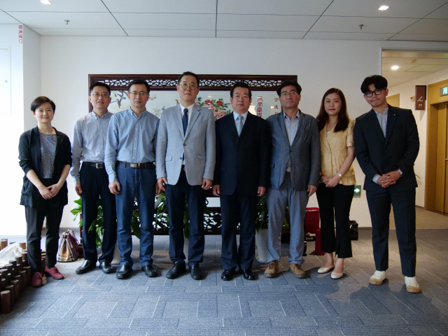 매일신문 대표단(단장 배성훈 디지털 국장·왼쪽에서 네 번째)과 닝보 미디어그룹 대표단(사장 이저민·오른쪽에서 네 번째)이 25일 상호 교류협력 확대에 관해 논의한 후 기념촬영을 하고 있다. 닝보일보 제공