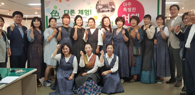 전시회에 참석한 수료생들이 파이팅을 외치고 있다. 마경대 기자