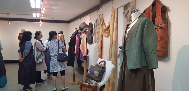 수료생들이 직접 제작한 천연염색 인격 작품들이 전시되고 있다. 마경대 기자