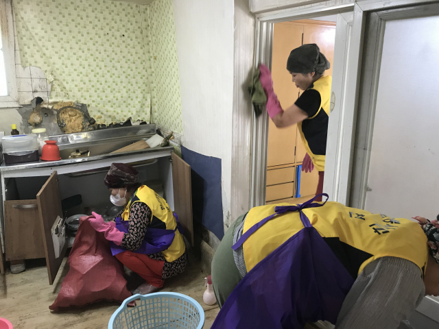 영천시장애인종합복지관의 주거환경개선사업에 참여한 자원봉사자들이 취약장애인 집을 청소하고 있다. 영천시장애인종합복지관 제공