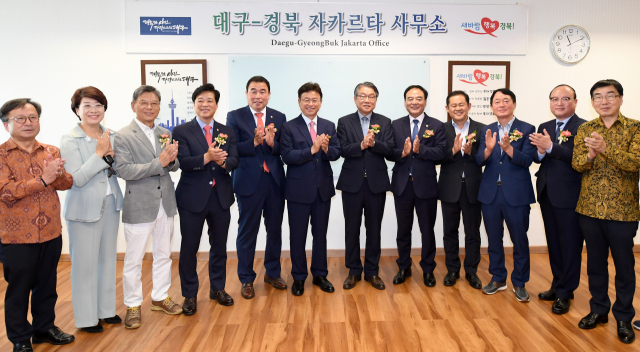 대구경북 자카르타 사무소 개소식에서 이철우(왼쪽 여섯 번째) 경북도지사, 이승호(오른쪽 여섯 번째) 대구시 경제부시장 등 참석자들이 축하 박수와 함께 기념촬영을 하고 있다. 경북도 제공