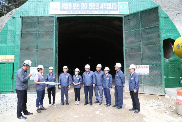 경북 청송군의회는 25일 삼자현터널 국도건설공사 현장을 방문해 현장관계자로부터 공사진행상황 등을 보고 받았다. 청송군 제공