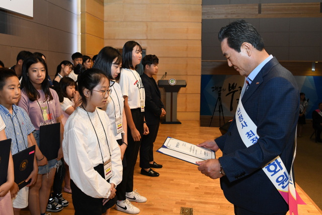김문오 달성장학재단 이사장이 154명의 장학생들에게 장학증서를 수여하고 있다. 달성군 제공