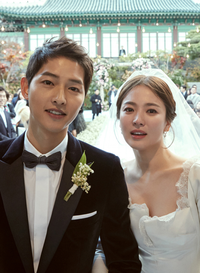 배우 송중기(오른쪽)가 27일 소속사 블러썸엔터테인먼트를 통해 배우 송혜교와의 이혼을 위한 조정 절차를 진행하게 됐다고 밝혔다. 사진은 2017년 10월 31일 서울 중구 신라호텔에서 결혼식을 올리고 있는 두 사람. 연합뉴스