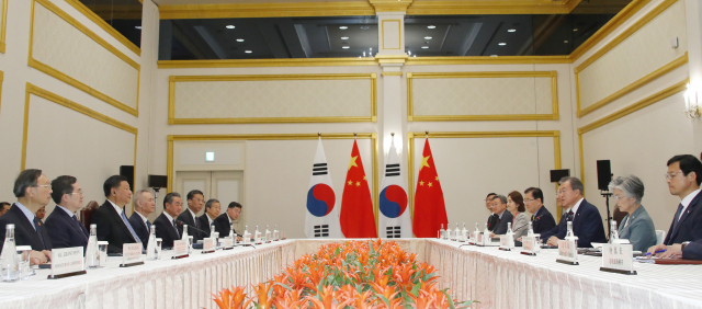 G20(주요 20개국) 정상회의 참석차 일본을 방문한 문재인 대통령이 27일 오후 오사카 웨스틴호텔에서 시진핑 중국 국가주석과 회담하고 있다. 연합뉴스