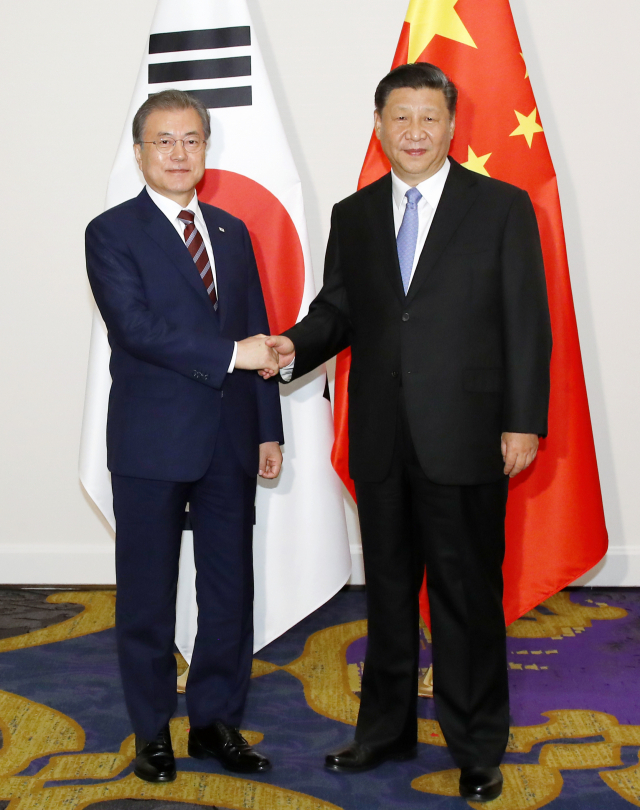 지난 6월 27일 문재인 대통령이 G20(주요 20개국) 정상회의 참석, 일본 오사카 웨스틴호텔에서 시진핑 중국 국가주석과 회담에 앞서 악수하는 모습. 연합뉴스