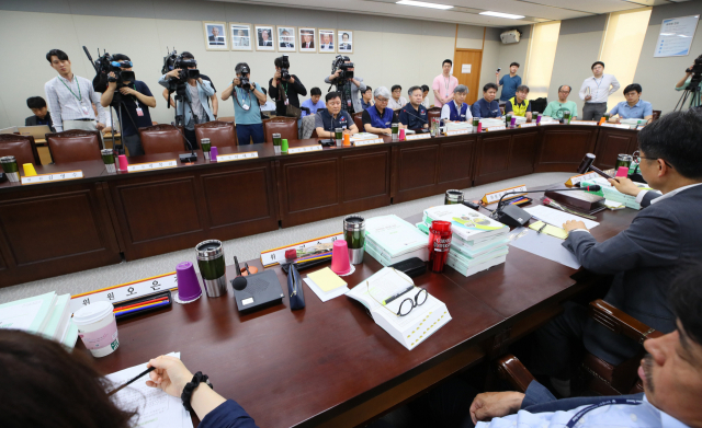 27일 열린 최저임금위원회 회의에 사용자측 위원 자리가 비어있다. 지역 중기업계와 자영업자들은 내년도 최저임금이 재차 인상될 경우 경영 위기가 불가피하다며 반발하고 있다. 연합뉴스