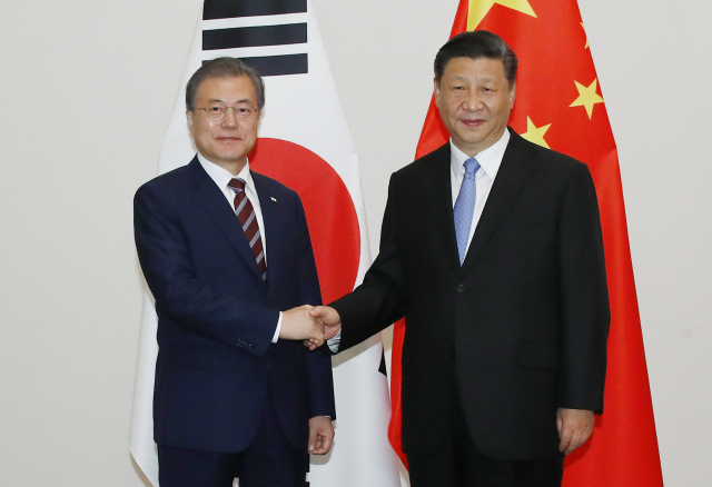 G20(주요 20개국) 정상회의 참석차 일본을 방문한 문재인 대통령이 27일 오후 오사카 웨스틴호텔에서 시진핑 중국 국가주석과 회담하기에 앞서 악수하고 있다. 연합뉴스