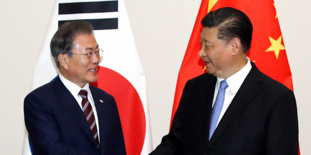 G20(주요 20개국) 정상회의 참석차 일본을 방문한 문재인 대통령이 27일 오후 오사카 웨스틴호텔에서 시진핑 중국 국가주석과 회담하기에 앞서 악수하고 있다. 연합뉴스