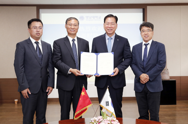 최근 영남대에서 열린 협약식에서 산시재경대 리이 교수, 리우웨이치 총장, 영남대 서길수 총장, 김종주 교수(왼쪽부터)가 협약서를 들어보이고 있다. 영남대 제공