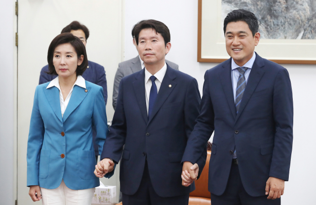 자유한국당 나경원(왼쪽부터), 더불어민주당 이인영, 바른미래당 오신환 원내대표가 28일 오후 국회 운영위원장실에서 본회의 관련 원포인트 합의문 발표를 마친뒤 손잡고 있다. 연합뉴스