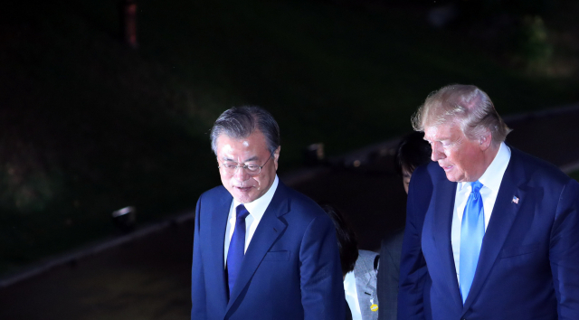 문재인 대통령과 트럼프 미국 대통령이 29일 오후 청와대 녹지원을 걸으며 만찬장인 상춘재로 향하고 있다. 연합뉴스