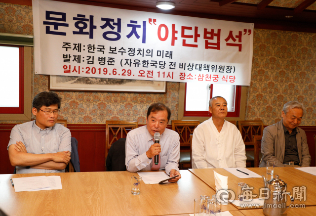 김병준 전 자유한국당 비상대책위원장이 지난 29일 대구 시내 한 식당에서 한국 보수정치의 미래를 주제로 토론하고 있다. 우태욱 기자 woo@imaeil.com