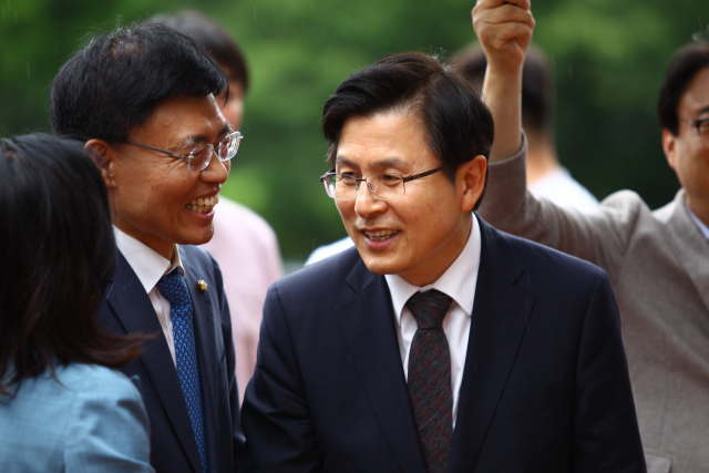 지난 29일 시국강연회에 참석한 황교안 자유한국당 대표가 주민들과 악수를 하고 있다. 마경대 기자