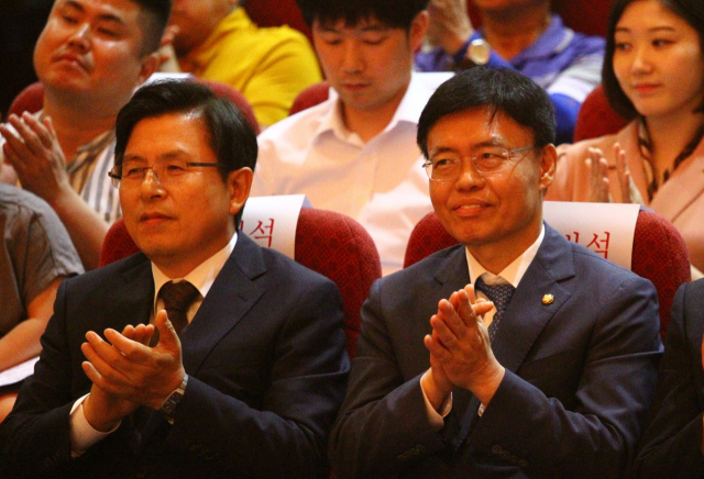 지난 29일 영주 시민회관에서 열린 시국강연회에 참석한 황교안 자유한국당 대표가 최교일 국회의원과 나란히 앉아 있다. 마경대 기자