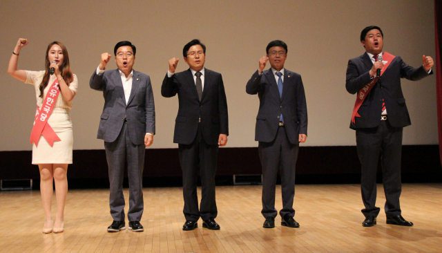 지난 29일 영주시민회관에서 열린 시국강연회에 참석한 황교안 자유한국당 대표가 청년 당원들과
