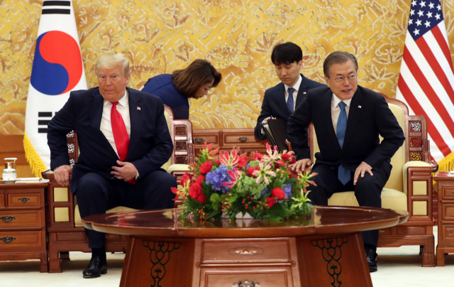 문재인 대통령과 트럼프 미국 대통령이 30일 청와대에서 소인수 정상회담장에 착석하고 있다. 연합뉴스