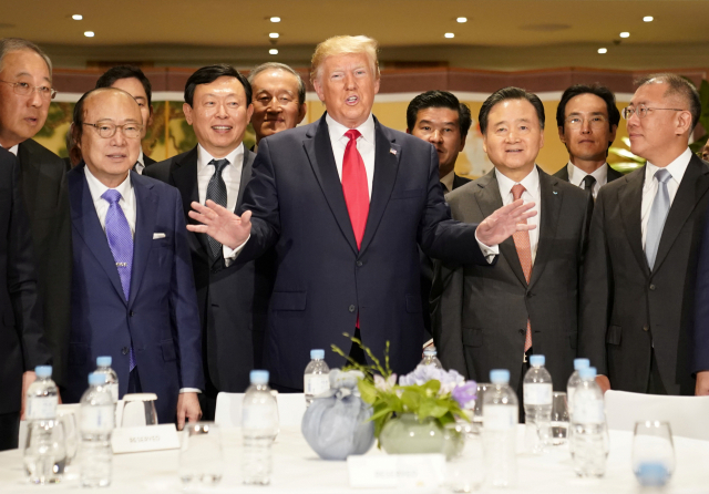 도널드 트럼프 미국 대통령이 30일 그랜드 하얏트 호텔에서 열린 한국 경제인 간담회에서 국내 주요 그룹 총수들과 대화하고 있다. 연합뉴스