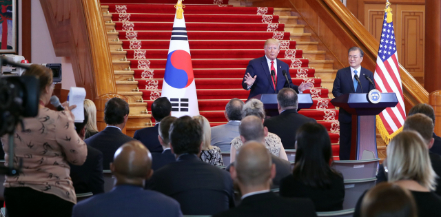 문재인 대통령과 도널드 트럼프 미국 대통령이 30일 오후 청와대에서 공동기자회견 중 기자의 질문을 듣고 있다. 연합뉴스