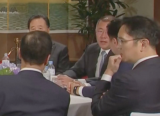 삼성전자 이재용 부회장과 현대차그룹 정의선 수석부회장 등 국내 주요 그룹 총수들이 30일 오전 서울 용산구 그랜드 하얏트 호텔에서 열린 도널드 트럼프 미국 대통령과 한국 경제인 간담회에 참석, 대화하고 있다. 연합뉴스