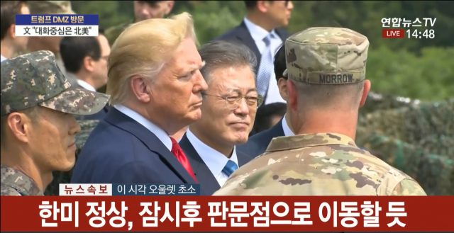 문재인 대통령과 도널드 트럼프 미국 대통령이 30일 오후 판문점 공동경비구역을 방문해 오피오울렛에서 망원경으로 북측을 보고 있다. 연합뉴스