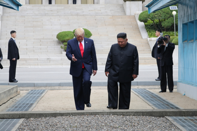 도널드 트럼프 미국 대통령이 30일 오후 판문점을 방문해 김정은 북한 국무위원장과 함께 남쪽으로 넘어오고 있다. 연합뉴스