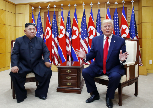 도널드 트럼프 미국 대통령과 북한 김정은 국무위원장이 30일 오후 판문점 자유의 집에서 만나 대화하고 있다. 연합뉴스