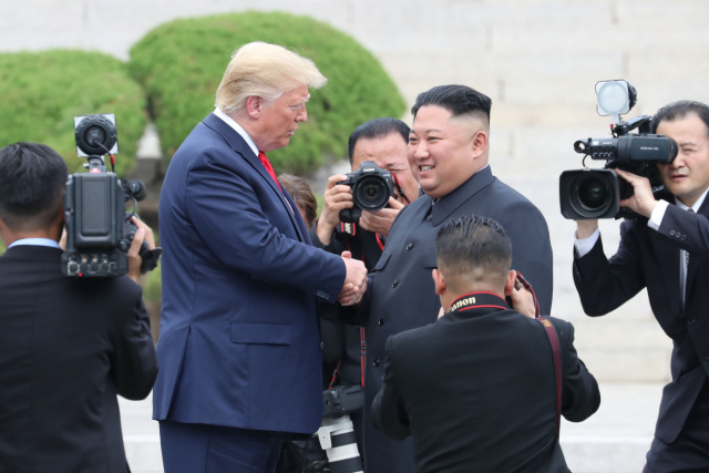 도널드 트럼프 미국 대통령과 북한 김정은 국무위원장이 30일 오후 판문점 군사분계선 북측 지역에서 악수하고 있다. 연합뉴스