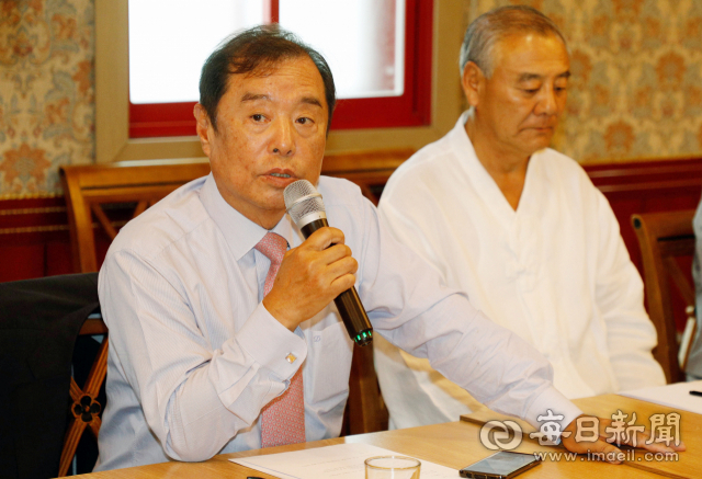 김병준 전 자유한국당 비상대책위원장이 지난 29일 대구 시내 한 식당에서 한국 보수정치의 미래를 주제로 토론하고 있다. 우태욱 기자 woo@imaeil.com