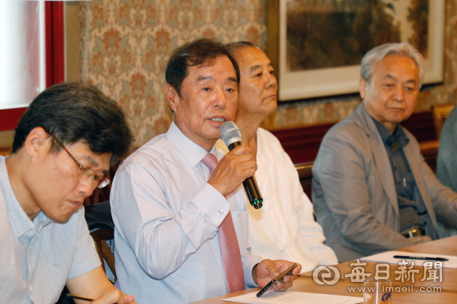 김병준 전 자유한국당 비상대책위원장이 지난 29일 대구 시내 한 식당에서 한국 보수정치의 미래를 주제로 토론하고 있다. 우태욱 기자 woo@imaeil.com