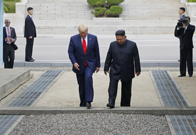 도널드 트럼프 미국 대통령과 북한 김정은 국무위원장이 30일 오후 판문점 군사분계선 북측 지역에서 인사한 뒤 남측으로 향하고 있다. 연합뉴스