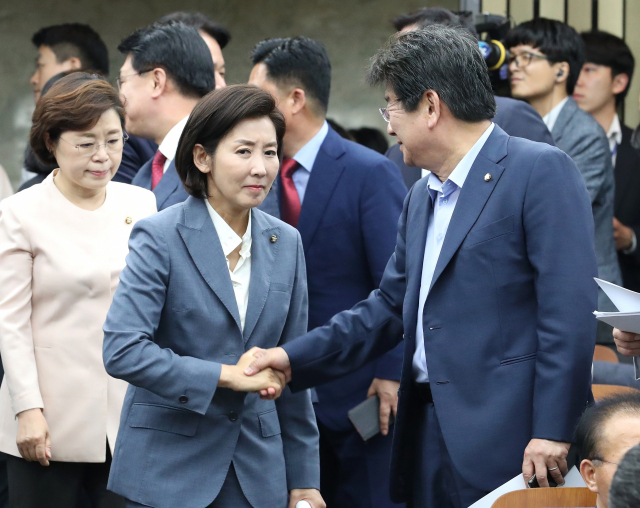 자유한국당 나경원 원내대표(왼쪽 두번째)가 지난달 24일 오후 국회에서 열린 의원총회에 참석하다 강석호 의원(오른쪽 첫번째)과 악수를 나누고 있다. 연합뉴스