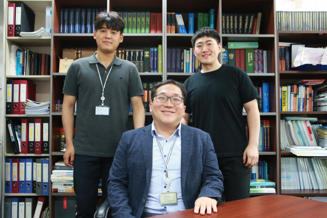 왼쪽부터 박주남 박사과정생, 이용민 교수, 송지훈 석박사통합과성생. DGIST 제공