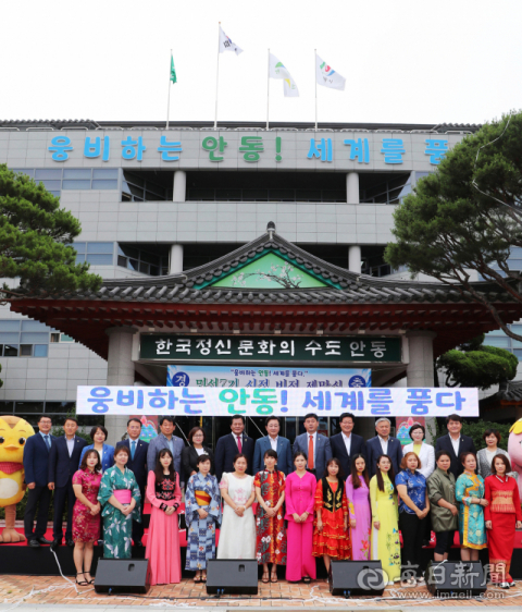 권영세 안동시장은 1일 민선7기 1주년을 기념해 다문화가족과 함께 안동의 새비젼을 선포하는 제막식을 가지고 기념 촬영했다. 안동시 제공