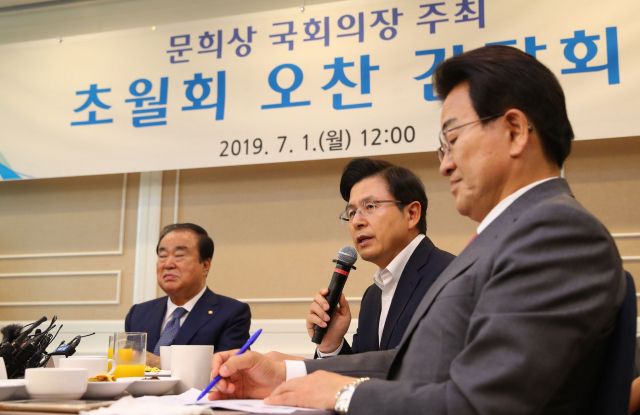 자유한국당 황교안 대표가 1일 여의도 국회 본관에서 열린 초월회 오찬 간담회에서 발언하고 있다. 왼쪽부터 문희상 의장, 황 대표, 민주평화당 정동영 대표. 연합뉴스