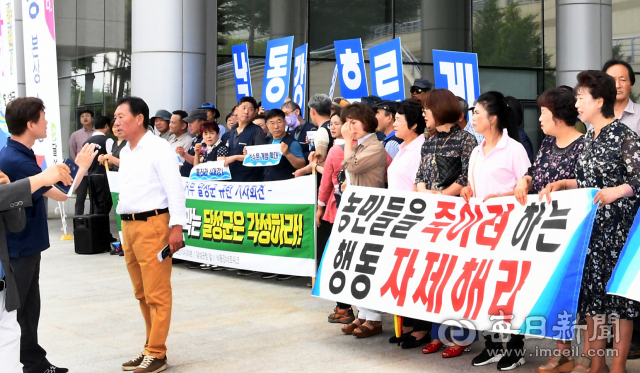 달성군청 앞에서 낙동강 취·양수장 시설개선을 요구하는 환경단체 회원들에 맞서 달성군 농민들이 반대 집회를 열고 있는 모습. 매일신문 DB