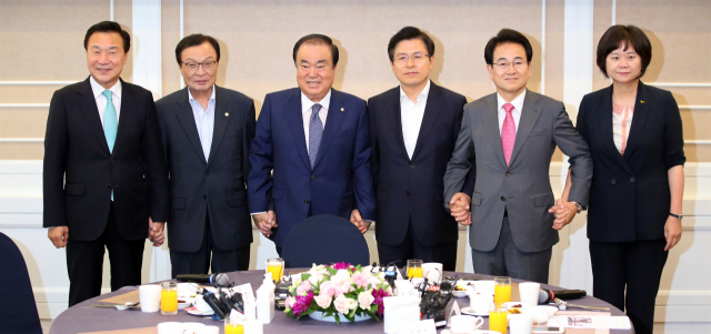 문희상 국회의장(왼쪽 세번째)이 1일 여의도 국회 본관에서 열린 초월회 오찬 간담회에서 각 당 대표들과 기념촬영을 하고 있다. 왼쪽부터 바른미래당 손학규 대표, 더불어민주당 이해찬 대표, 문 의장, 자유한국당 황교안 대표, 민주평화당 정동영 대표, 정의당 이정미 대표. 연합뉴스