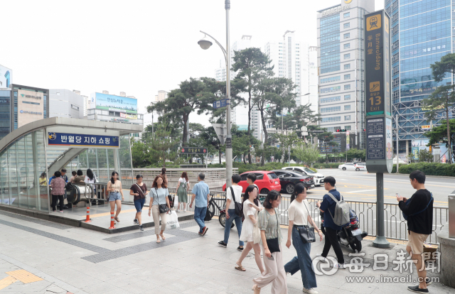 동북지방통계청에 따르면 대구도시철도 역세권 내에 대구 전체 사업체의 40.2%가 몰려있다. 사진은 지난 2019년 반월당역을 오가는 시민들의 모습. 매일신문DB