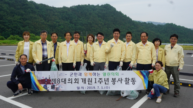 성주군의회 의원들과 의회사무과 직원들은 1일 성주 메뚜기잡이 체험 축제장 일대에서 자연정화 활동 후 기념촬영을 하고 있다. 성주군의회 제공
