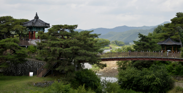 금강둘레길의 묘경인 강선대. 해질 무렵 이곳에선 낙조를 배경삼은 비단강을 볼 수도 있다. 이채근 기자 mincho@imaeil.com