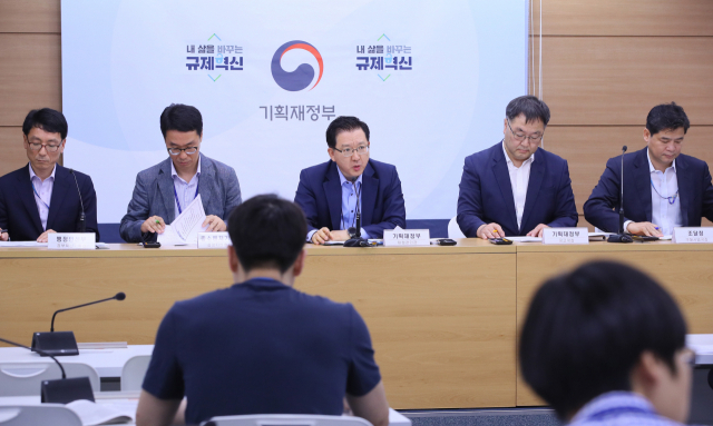 이승철 기획재정부 재정관리관(가운데) 등 부처 담당자들이 2일 세종시 정부세종청사 기획재정부에서 혁신지향 구매제도 활성화, 혁신조달 플랫폼 구축 등 
