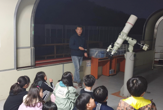 대구창의융합교육원에서 학생들이 달 관측에 대한 설명을 듣는 모습. 대구시교육청 제공