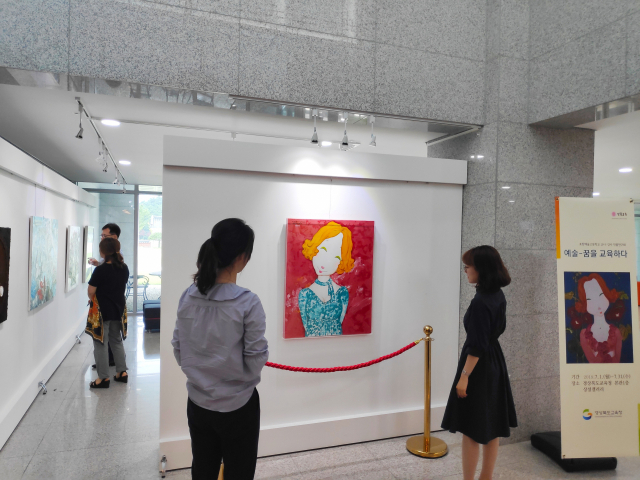 경북도교육청이 본관 1층 상설 갤러리에서 열고 있는 포항예고 교사들의 작품전 