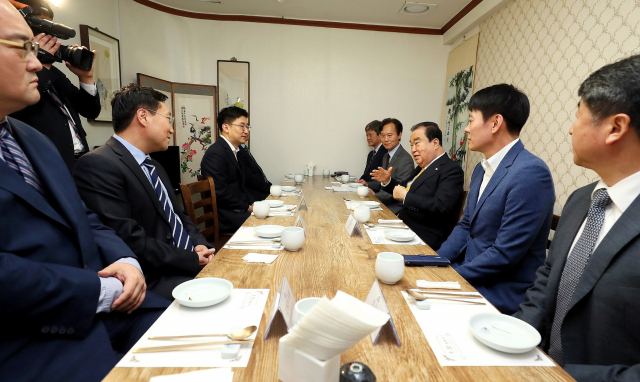 문희상 국회의장(오른쪽 세번째)이 2일 오후 서울 여의도에 있는 식당에서 양정철 더불어민주당 민주연구원장(왼쪽 두번째), 김세연 자유한국당 여의도연구원장(왼쪽 세번째) 등 5개 정당연구원장들과 오찬을 하며 인사말 하고 있다. 연합뉴스