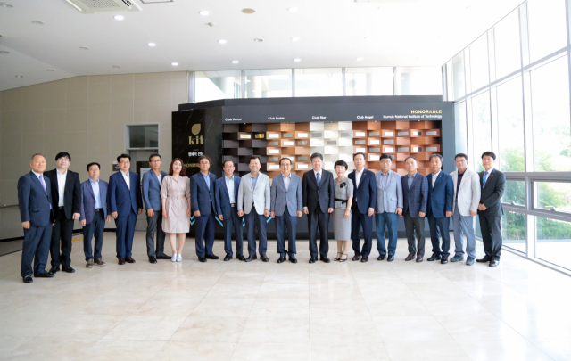 경북 금오공대는 2일 대학 발전기금 기부자의 뜻을 담은 명예의 전당을 건립하고, 내빈들이 기념촬영을 하고 있다. 금오공대 제공