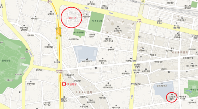 대구 중구 도원동 자갈마당 위치(지도 좌측 상단 큰 원), 도원개발 위치(지도 좌측 하단 작은 원), 대구중부경찰서 위치(지도 우측 하단 원). 지도상 서편 달성공원 및 주변 일대가 달성동. 네이버 지도