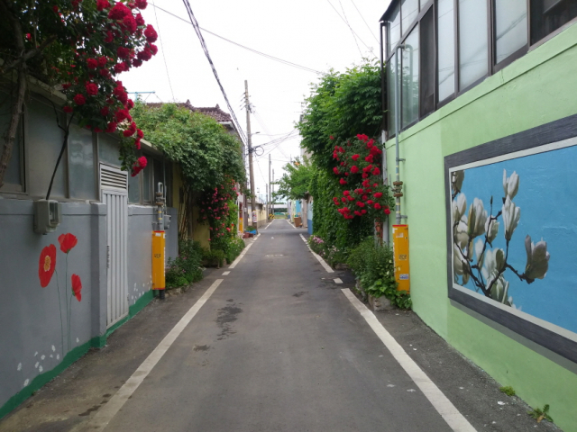 경산 북부동사무소가 계양동 단독주택가 담장에 벽화를 그려 마을 환경을 환하게 했다. 경산시 제공