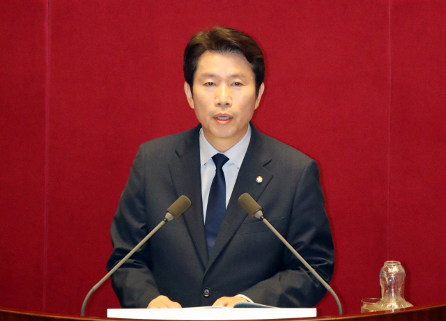 더불어민주당 이인영 원내대표가 3일 국회 본회의장에서 교섭단체 대표연설을 하고 있다. 연합뉴스
